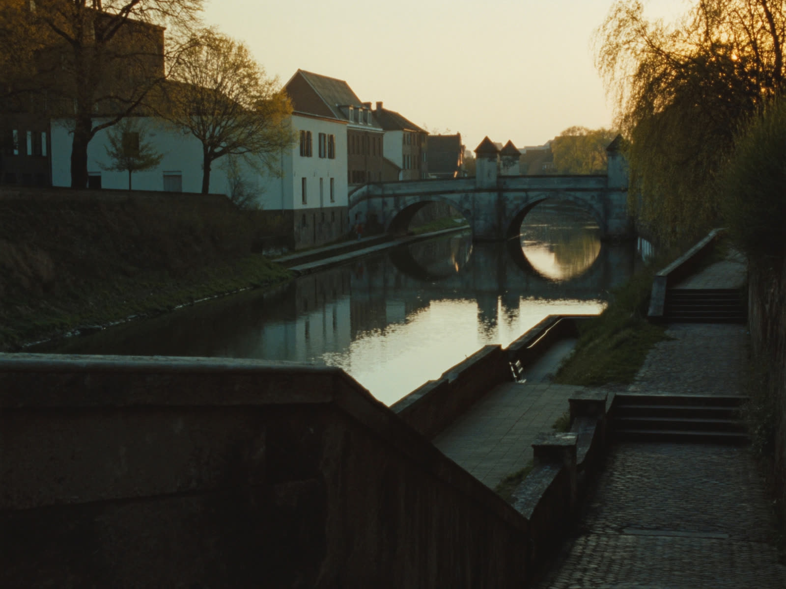 Alte Steinbrücke im Abendlicht, Sinnbild für Verständigung