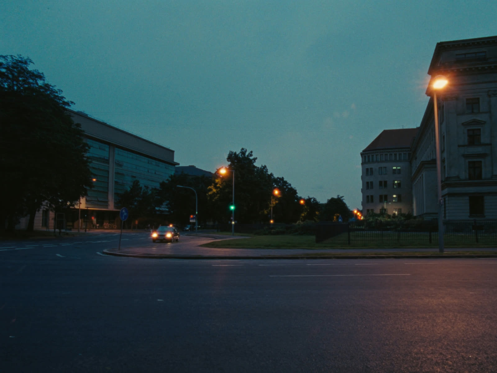 Berliner Straße in der Abenddämmerung